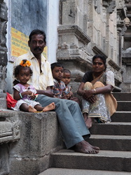 Familie beim Tempelbesuch