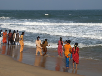 Inderinnen am Strand von Mahabalipuram