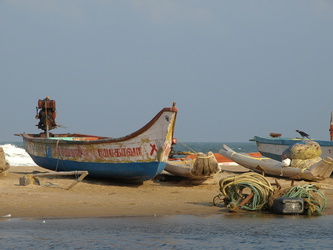 Fischerboot und Zubehör am Strand