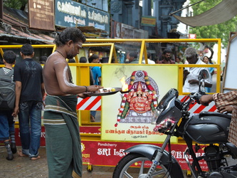 Vor dem Tempel werden neue Fahrzeuge von einem Brahmanen gesegnet