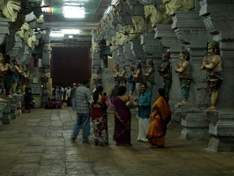Eingangsbereich mit kunstvollen Säulen im Ramanathaswami-Tempel
