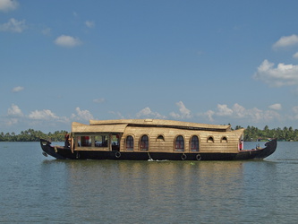 Eines der vielen Hausboote der Backwaters