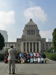 Schulklasse vor dem Parlamentsgebäude
