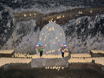 Opferfiguren in einer Höhle