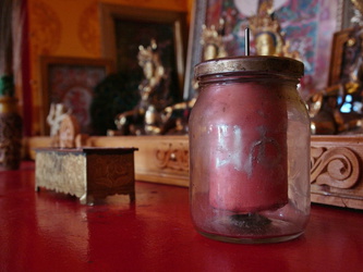 Altar im Kloster - aus dem Konservenglas wird eine Gebetsmühle