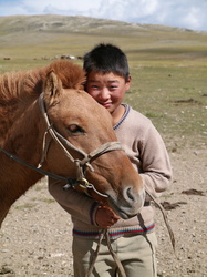 Mongolischer Junge mit seinem Pferd