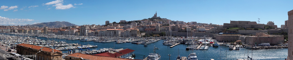 Panoramablick über den Hafen zur Notre Dame de la Garde