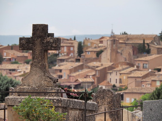 Blick vom Friedhof auf Roussillon