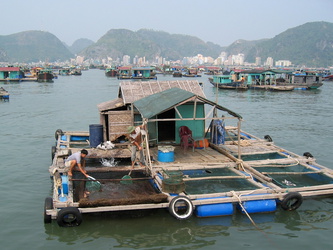 Hausboot mit Fischzucht