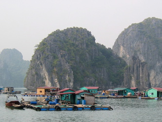 Hausboote in der Halong-Bucht