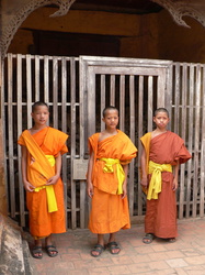 Vientiane - Junge Mönche im Wat Sisaket