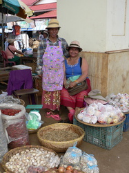 Marktfrauen auf dem Pakse New Market 	