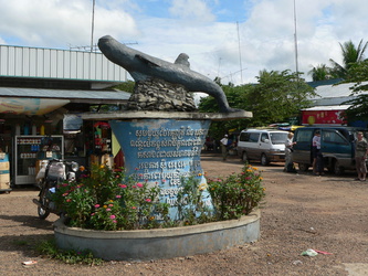 Skulptur eines Irrawaddy-Delphins