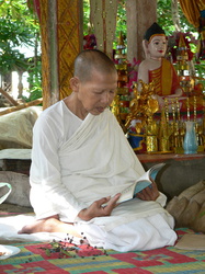Phnom Santuk - Nonne beim Gebet