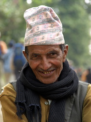 Nepalese mit typischer Kopfbedeckung