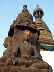 Skulptur vor der Stupa