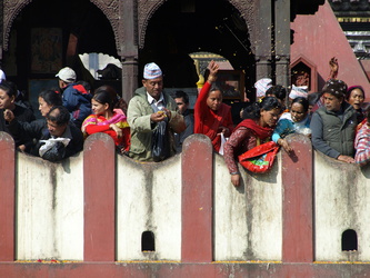 Gläubige werfen Opfergaben in den Bagmati-Fluss