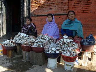 Verkauf von Opferlämpchen vor dem Kumbeshwar Tempel