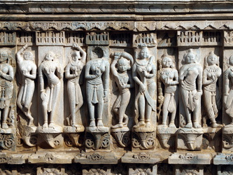 Fries mit Tänzerinnen am Shikhara-Turm im Jagdish-Tempel