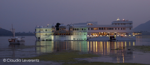 Lake Palace Hotel am Abend