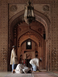 Gläubige in der Jami Masjid-Mosche (Dargah-Moschee)