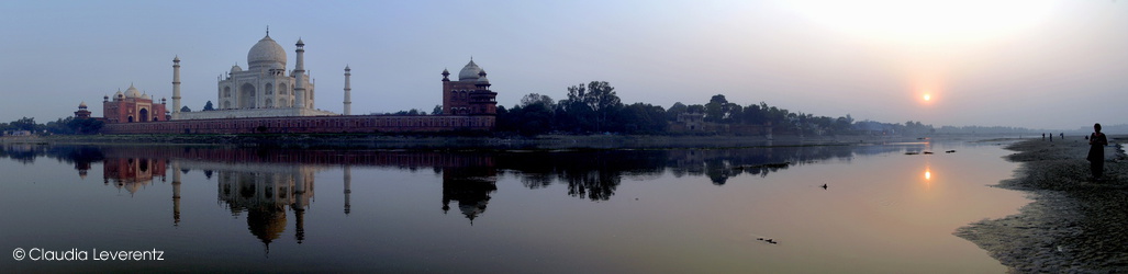 Abendlicher Blick über den Yamuna-Fluss auf das Taj Mahal