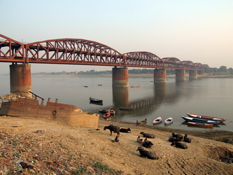 Kombinierte Eisenbahn-/Autobrücke über den Ganges