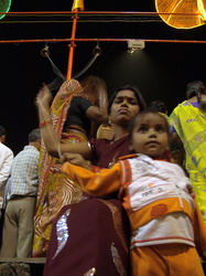 Während der Aarti-Zeremonie werden ständig die Glocken geläutet