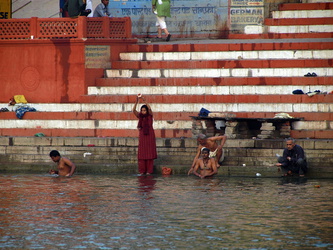 Morgendliches Bad und Gebet am Ganges