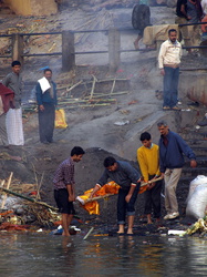 Vor der Verbrennung werden die Toten in Ganges-Wasser getaucht