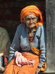 Alte Nepalesin in Pashupatinath