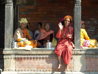 Gläubige Frauen in Pashupatinath