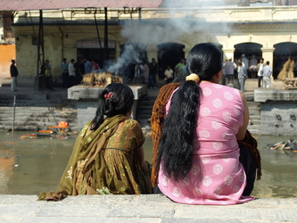 Verbrennung von Toten am Bagmati-Fluss in Pashupatinath
