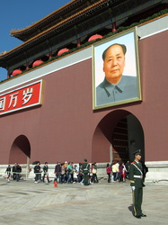 Überdimensionales Abbild von Mao Zedong über dem Mittagstor
