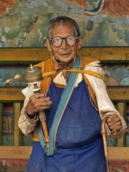 Alte Tibeterin beim Gebet