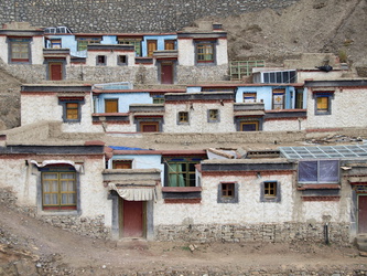 Häuser am Rande des Palkhor-Klosters