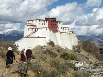 Pilgerinnen am Shigatse Dzong