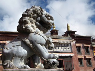 Löwe mit Weltkugel am Eingang des Sakya-Klosters