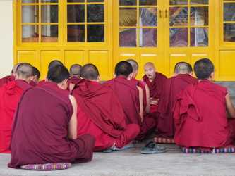 Mönche beim Gebet im Kloster des Dalai Lama