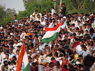 Voller Stolz wird die indische Fahne herumgereicht
