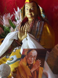 Dalai Lama vor Buddha