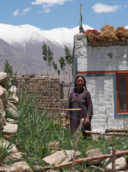 Frau vor einem Traditionelles Haus