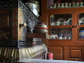Wohnzimmer mit kunstvollem Ofen in einem traditonellen Haushalt