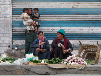 Gemüseverkäuferinnen am Straßenrand