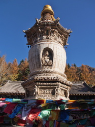 Gebetsfahnen vor Stupa