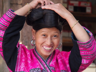Frau vom Stamm der Yao mit kunstvoller Frisur