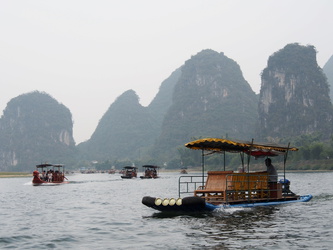 Touristenboote auf dem Li-Fluss