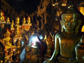 Buddha-Vielfalt in der Shwe Ou Min Natural Cave Pagoda