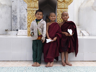 Kinder an der Pagode im Kloster