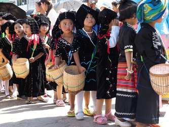 Kinder in traditioneller Kleidung
